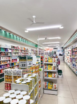 Corredor da drogaria com gôndolas e ofertas