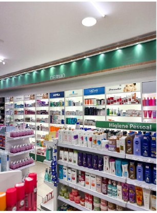 Produtos de higiene pessoal nas prateleiras da drogaria