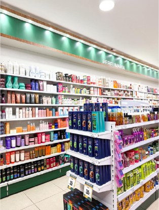 Produtos de perfumaria organizados na loja