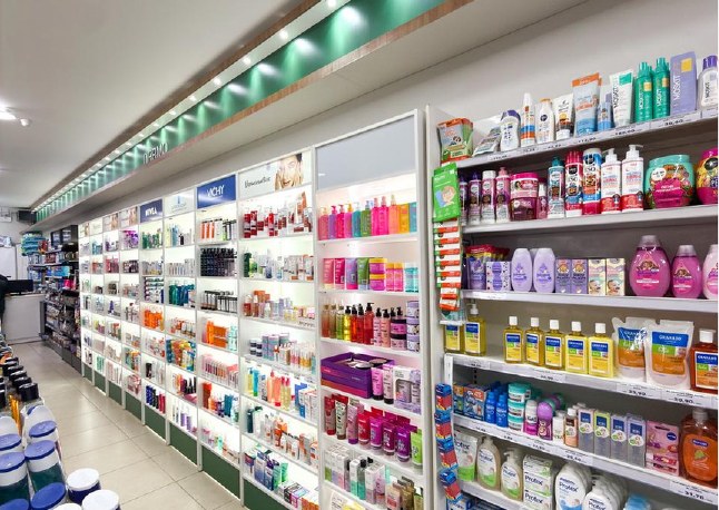 Prateleiras com produtos de higiene e cuidados diários